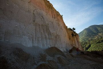 Large ash and pumice deposits cover much of Guatemala's volcanic chain, witness of many violent explosive volcanic eruptions in the (geologically) recent past. (Photo: Tom Pfeiffer)
