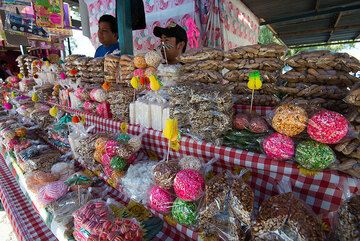 Local sweets on a market. (Photo: Tom Pfeiffer)