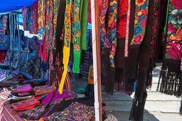 Colorful scarfs and garments. (Photo: Tom Pfeiffer)