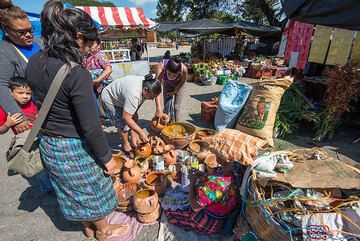 Local pottery for sale. (Photo: Tom Pfeiffer)