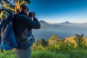 Enjoying the view over the Atitlán caldera. Prof. Dr. S.C.H. Nappi is present, too... (Photo: Tom Pfeiffer)