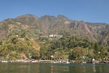 View of the northern Atitlán caldera lake shor and rim, coast of San Jorge village. (Photo: Tom Pfeiffer)