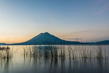 The sun has barely risen to paint the horizon yellow. (Photo: Tom Pfeiffer)