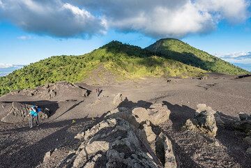 Hiking towards the base of the Mackenney cone; Cerro Grande in the background. (Photo: Tom Pfeiffer)