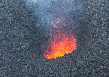 Zoom onto the secondary vent. (Photo: Tom Pfeiffer)