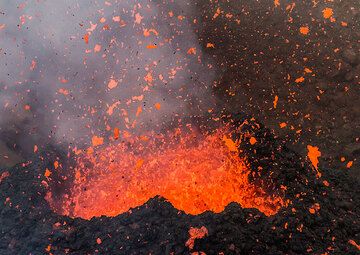 Some spattering pulses were similar to moderately strong strombolian explosions. (Photo: Tom Pfeiffer)