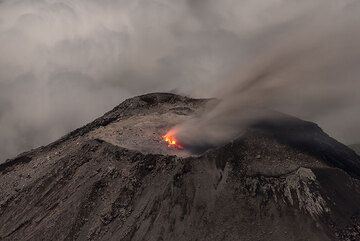 Low clouds engulf most of the lava dome during another jet-like degassing event. (Photo: Tom Pfeiffer)
