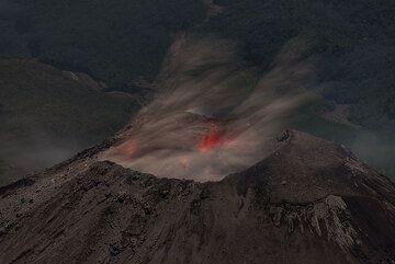 Most of the erupted material is fine ash. (Photo: Tom Pfeiffer)