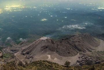 View over the Santiaguito lava dome complex at dawn. (Photo: Tom Pfeiffer)