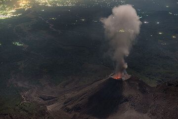 A plume with only light ash content is produced by this eruption. (Photo: Tom Pfeiffer)