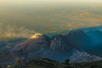 Dawn with first sunlight reaching the summit of Caliente dome. (Photo: Tom Pfeiffer)
