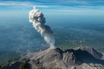 Wide-angle view of the eruption, with a 1000 m tall plume. (Photo: Tom Pfeiffer)