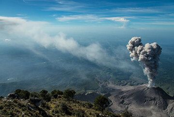 The plume from the previous eruption has drifted east, leaving a trail in the atmosphere. (Photo: Tom Pfeiffer)