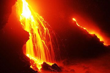 Падения Лава над морем скале на вулкана Килауэа (Photo: Tom Pfeiffer)