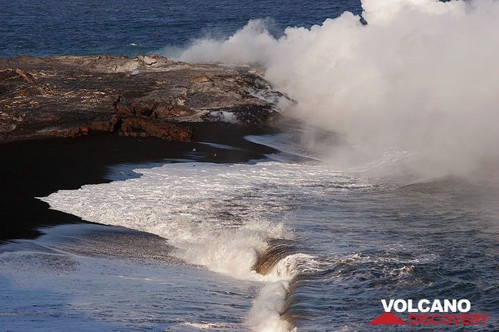 Newly formed land at Kilauea volcano (Photo: Tom Pfeiffer)