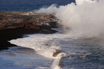 Newly formed land at Kilauea volcano (Photo: Tom Pfeiffer)