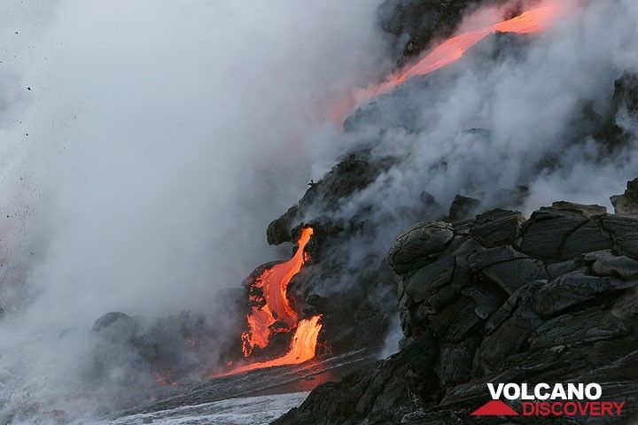 Lava flowing into the sea from Kilauea volcano, Hawaii (Photo: Tom Pfeiffer)