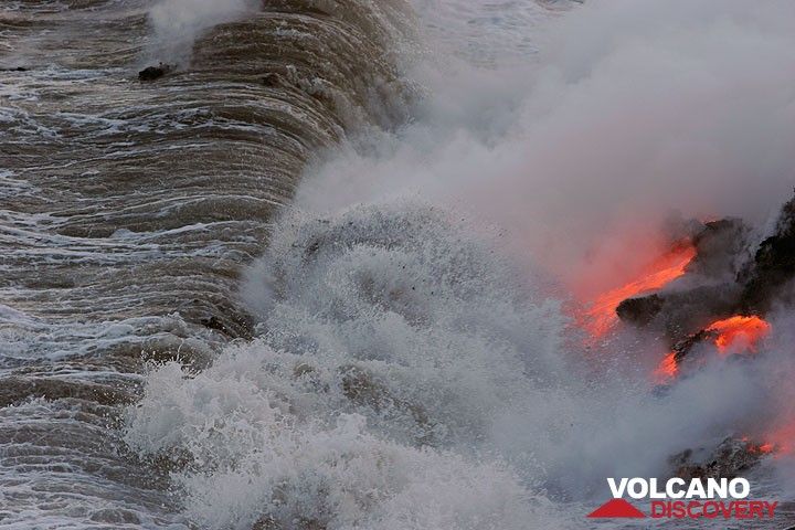 Lava meets the ocean (Photo: Tom Pfeiffer)