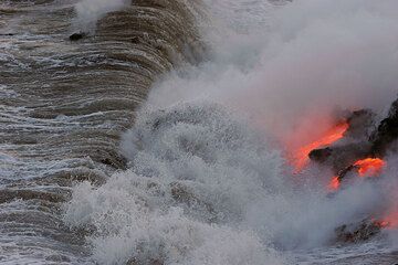 Lava meets the ocean (Photo: Tom Pfeiffer)