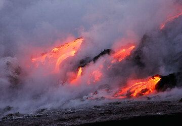 Lave coulant dans la mer au volcan Kilauea (Photo: Tom Pfeiffer)