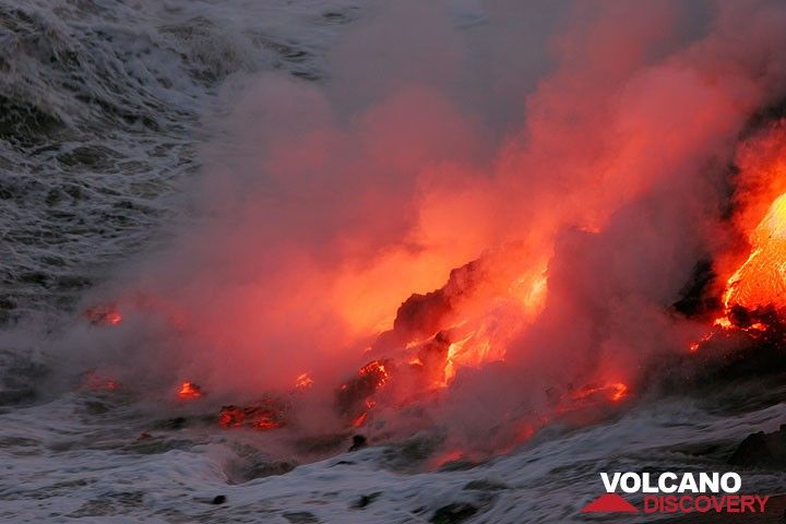 Lava sea entry at Kilauea volcano, Hawai'i (Photo: Tom Pfeiffer)