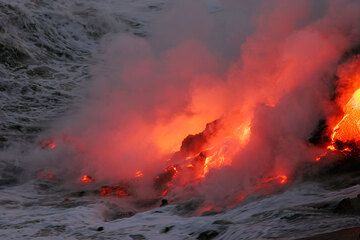 Entrée de la mer de lave au volcan Kilauea, Hawai'i (Photo: Tom Pfeiffer)