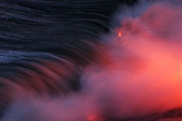 Волны разорвать над светящиеся лавы. Каилуа вулкан, большой остров, Гавайи (Photo: Tom Pfeiffer)