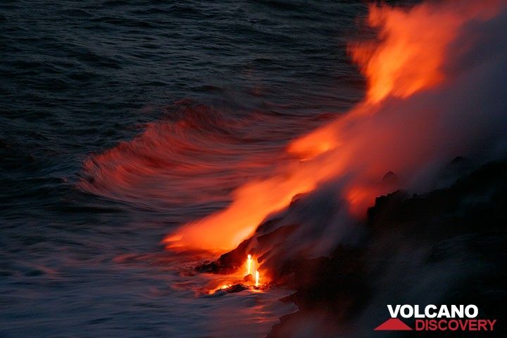 Lava flowing into the sea at Kilauea volcano (April 2007) (Photo: Tom Pfeiffer)