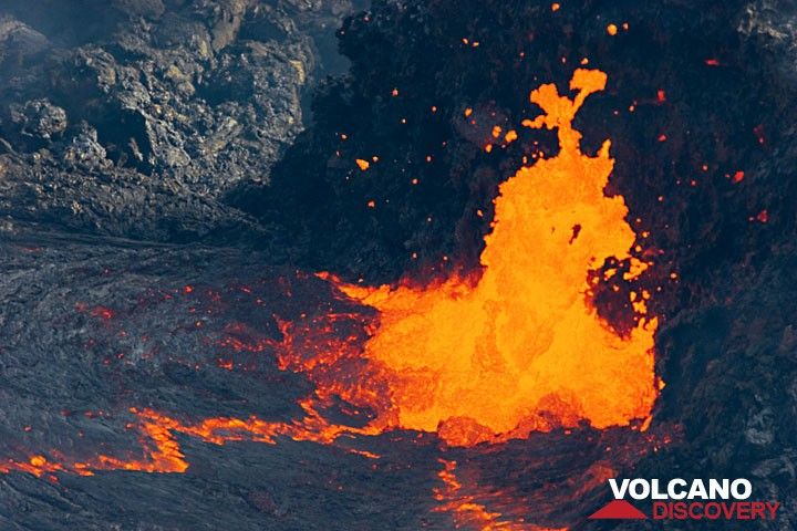 At times, blobs of liquid lava almost two meters in diameter are thrown up from the vent. (Photo: Tom Pfeiffer)