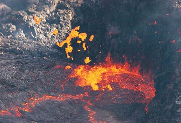 2 m high spattering of lava at the vent. (Photo: Tom Pfeiffer)