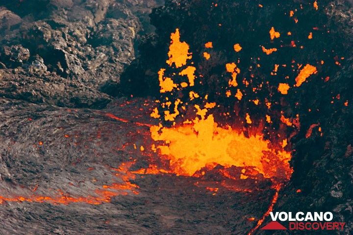Meterhohe Auswürfe von Lava an einem vent, der den Lavasee im Kilaue Vulkan füllt. hawaii_d21217.jpg (Photo: Tom Pfeiffer)