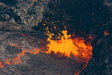 Lava fountain and spattering at the vent of the lava lake. hawaii_d21221.jpg (Photo: Tom Pfeiffer)