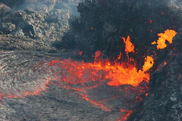 Spattering from the vent of the lava lake. hawaii_d21228.jpg (Photo: Tom Pfeiffer)