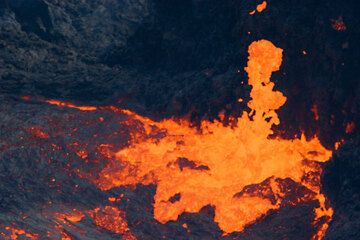 Close-up of lava spattering from the vent of the lava lake. hawaii_d21234.jpg (Photo: Tom Pfeiffer)