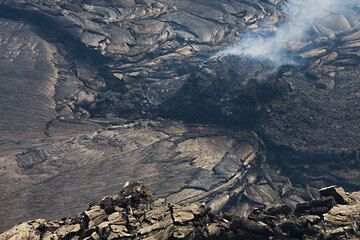 A hornito has been built upon the vent feeding the largely crusted-over lava lake. During the time of observation, it suddenly collapsed (next photo), giving free view onto the boiling lava. (Photo: Tom Pfeiffer)