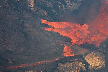 Lava strömt aus dem See in den Krater des eingestürzten Hornitos. (Photo: Tom Pfeiffer)