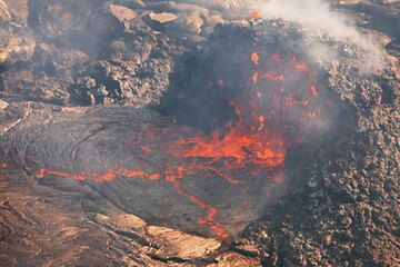 The hornito is cut in half, and lava bubbles rise to the surface freely at the vent. (Photo: Tom Pfeiffer)