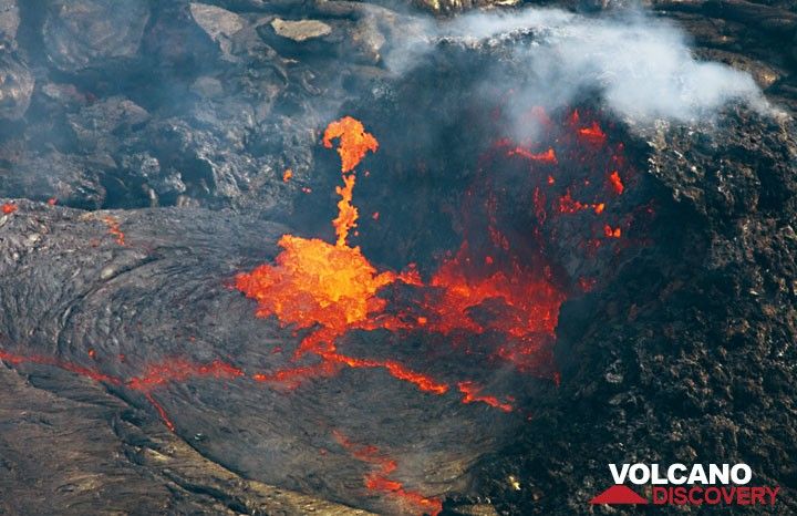 The half-collapsed hornito and lava spattering from the vent feeding the lava lake. hawaii_e6889.jpg (Photo: Tom Pfeiffer)