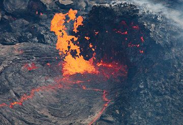 Strong fountaining at the vent of the lava lake, throwing out liquid lava to several meters height. hawaii_e6902.jpg (Photo: Tom Pfeiffer)