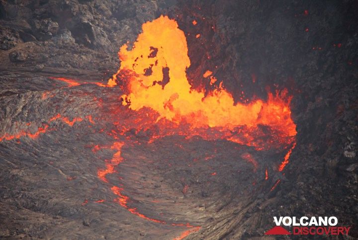 Close-up of the lava fountain above the vent of the lava lake. (Photo: Tom Pfeiffer)