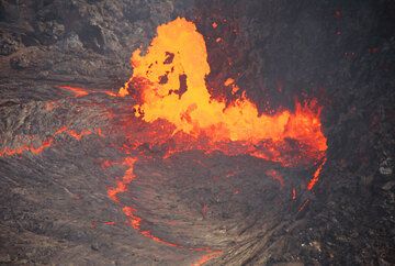 Primer plano de la fuente de lava sobre el respiradero del lago de lava. (Photo: Tom Pfeiffer)