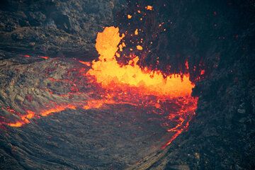 Spattering vent in Puu Oo crater. (Photo: Tom Pfeiffer)