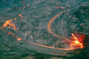 Der aktive Lavasee und seine Förderöffnung ("Vent") im nord-östlichen Teil des Pu'u 'O'o Kraters am Kilauea Vulkan, Hawaii (Photo: Tom Pfeiffer)