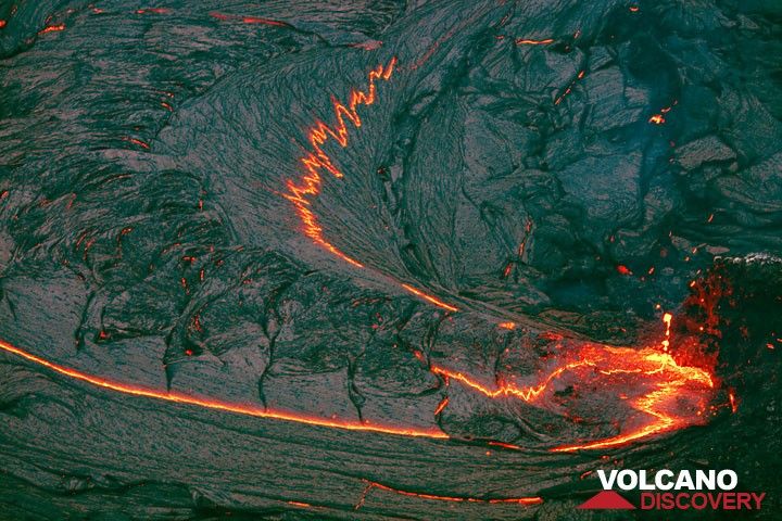 The east vent and the active lava lake in Pu'u 'O'o. hawaii_e7146.jpg (Photo: Tom Pfeiffer)