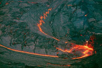 The east vent and the active lava lake in Pu'u 'O'o. hawaii_e7146.jpg (Photo: Tom Pfeiffer)