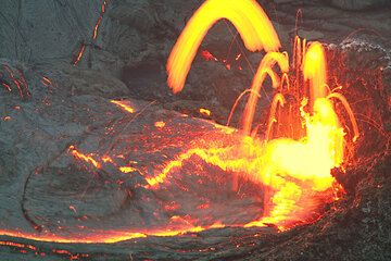 Des éclaboussures de lave provenant de l'évent du cratère Pu'u 'O'o du Kilauea, alimentant un lac de lave. (Photo: Tom Pfeiffer)