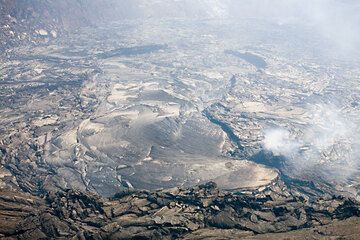 View onto the largely crusted over lava lake. hawaii_e6817.jpg (Photo: Tom Pfeiffer)