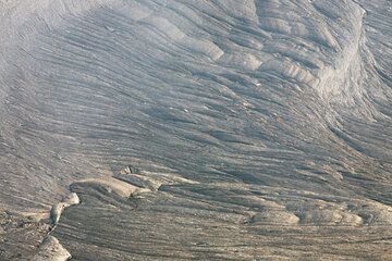 Des rayures argentées et filantes témoignent de l'étirement initial que la fine croûte du lac de lave a subi immédiatement avant de se refroidir suffisamment pour devenir localement rigide. hawaï_e6842.jpg (Photo: Tom Pfeiffer)