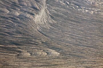 Stripes on the surface of the lava lake crust. hawaii_e6843.jpg (Photo: Tom Pfeiffer)