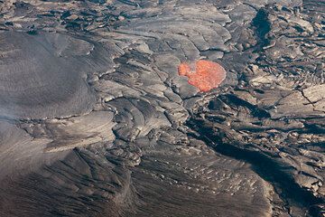 The surface of the lake is composed of a number of larger and smaller segments, which become heavier with time as they cool. When a segment sinks back into the interior, hot lava wells up from underneath and replaces it to form new crust: a vivid reminder of the presence of the liquid interior! - hawaii_e6847.jpg (Photo: Tom Pfeiffer)